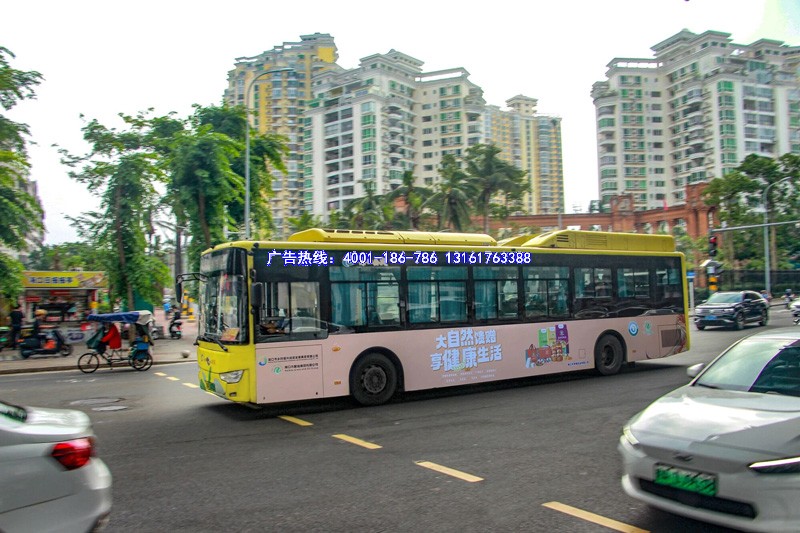 海口公交车身广告是移动的“年味品尝会